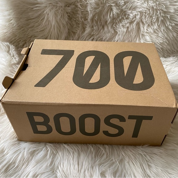 ADIDAS YEEZY Boost 700 Wave Runner (2017) - Picture 13 of 15